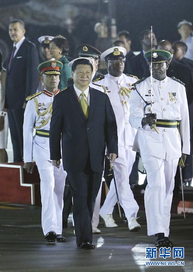 這是習(xí)近平主席檢閱儀仗隊(duì)。姚大偉 攝