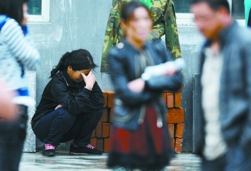 一名失蹤員工的家屬在失蹤人員信息登記處前哭泣。