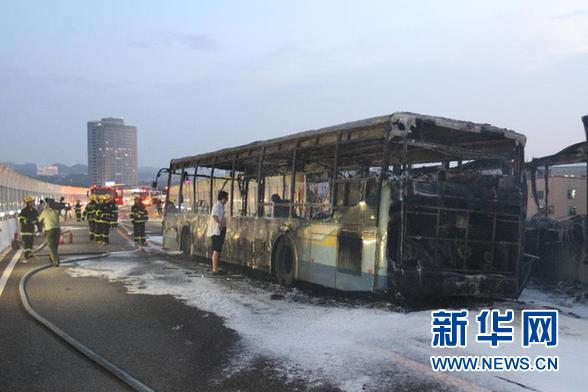 　　這是6月7日拍攝的廈門高架路上的快速公交起火事故現(xiàn)場。新華社發(fā)