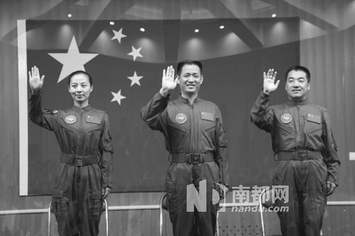 神舟十號(hào)航天員王亞平(左)、聶海勝(中)、張曉光(右)。 新華社發(fā)