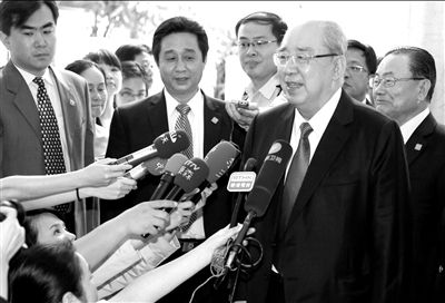 吳伯雄率國民黨大陸訪問團(tuán)抵達(dá)北京，在下榻的麗思卡爾頓酒店接受記者采訪。中新社發(fā)