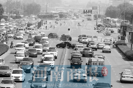 花園路封道施工，通行不暢 王春勝/攝