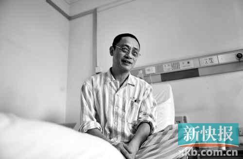 在病床上,趙海濱看起來比原先照片里消瘦了很多,雖然戴著一副近視眼鏡,卻掩飾不住鏡框后面發(fā)黑的眼圈。新快報記者孫毅/攝