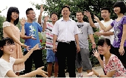 同學們用手臂連成光環(huán)，把班主任老師圍起來，表達對他的敬意和謝意。