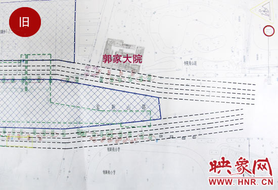 原先圖紙上顯示，在紫荊山路東側(cè)和西側(cè)，各設(shè)計了4條臨時通道。
