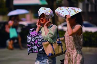 進(jìn)入7月份以來，南京出現(xiàn)了多個(gè)高溫天氣。本報(bào)資料圖片 劉瀏 攝