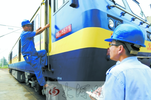 　　首發(fā)車頭以內(nèi)燃機(jī)作牽引，途中車頭、車身都會(huì)換