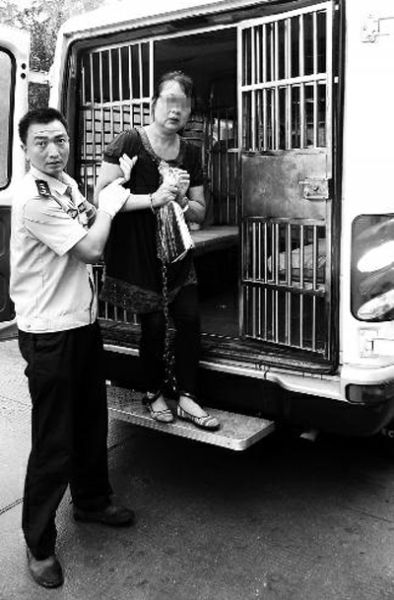 曹艷芳被帶出囚車，準(zhǔn)備到渭南市中級(jí)人民法院受審 程英晏 攝