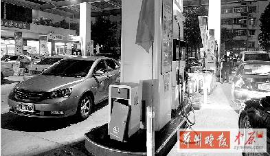 昨天晚上，桐柏路一加油站排隊(duì)加油的汽車特別多，很多人都想趕在油價(jià)上漲前加滿油箱。