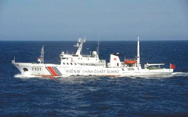 24日在釣魚島附近海域巡航的中國海警船。