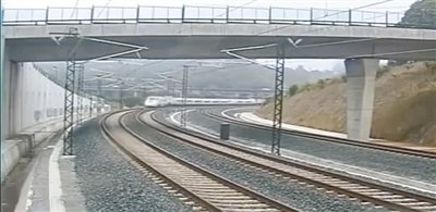 時(shí)速190公里的列車(chē)通過(guò)一個(gè)限速80公里的急轉(zhuǎn)彎。