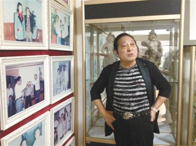 7月17日，王林向記者講述合影背后的故事。王林很樂于展示他和高官、名流的合影，但有官員曾回應(yīng)，合影不代表什么，有時候只是礙于朋友情面見他一下。新京報首席記者 張寒