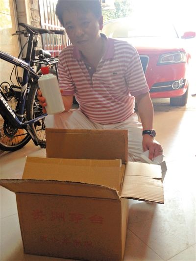 7月19日，王林的“徒弟”鄒勇向記者展示他從王林那里買到的“特供”酒。新京報首席記者 張寒