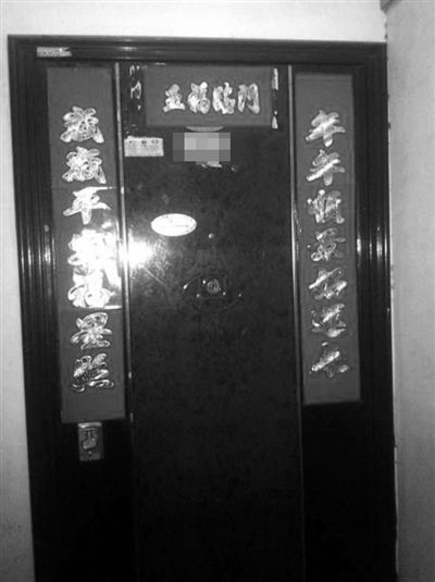 昨天22時許,被摔女童家房門緊閉,多名家屬稱,在協(xié)商處理孩子后事。新京報記者 楊鋒 攝