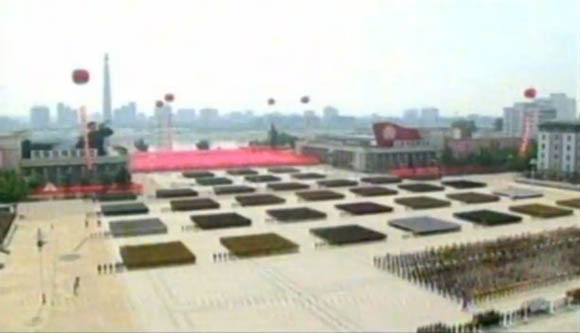7月27日是《朝鮮停戰(zhàn)協(xié)定》簽署60周年紀念日，朝鮮在首都平壤舉行的盛大的閱兵儀式。圖為閱兵廣場。