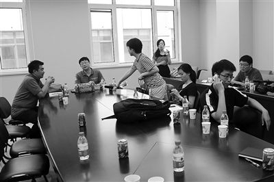 昨日，什剎海街道辦事處第四會(huì)議室，“什剎海女童練攤父親被打”事件的通氣會(huì)現(xiàn)場。