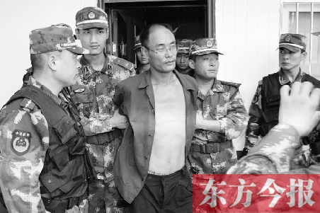 7月27日13時(shí)50分許，駐馬店市西平縣的“7·25”連環(huán)殺人案犯罪嫌疑人丁金華（左三）在禹州落網(wǎng)
