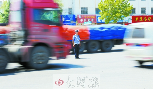 連霍高速受橋梁爆破影響禁止通車，310國道車流量迅速增加，當(dāng)?shù)亟痪块T安排大量警力保障道路暢通。