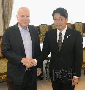 21日上午，美國(guó)共和黨資深參議員麥凱恩（左）與日本防衛(wèi)相小野寺在防衛(wèi)省會(huì)談前握手。（圖片來(lái)源：日本共