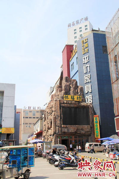 在該酒店一層的入口處，屹立著一座4層樓高的假山，氣勢雄偉。