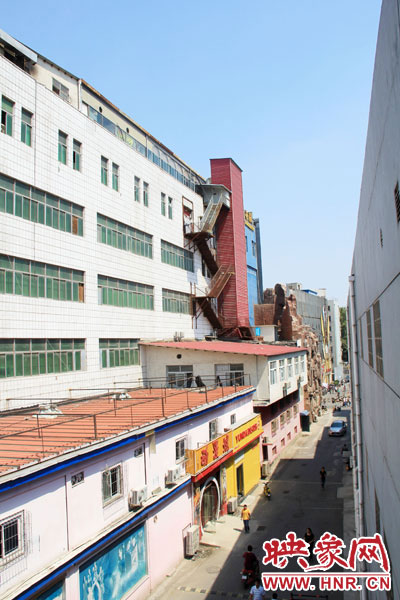 該家具賣場共6層樓，第7層建筑與其他樓層風格迥然不同，有明顯后期加蓋痕跡