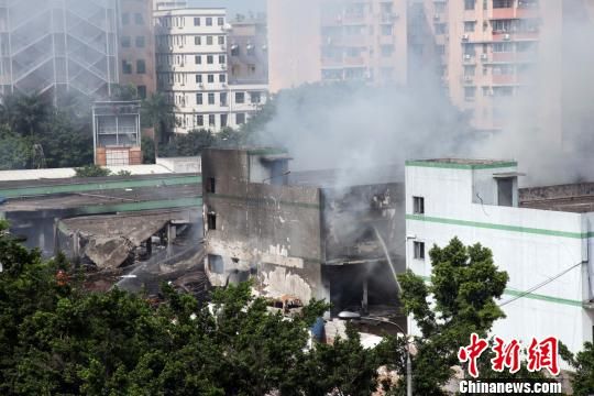 廣州白云區(qū)一倉庫爆炸致4死36傷，事發(fā)3個多小時后現(xiàn)場仍冒著白煙?！「邩s權(quán) 攝