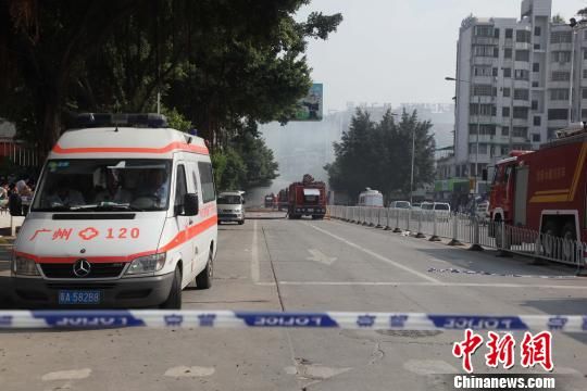 救護車現(xiàn)場待命?！「邩s權(quán)　攝