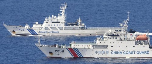 日本海上保安廳的4艘巡邏船則在數(shù)百米開外與之并列航行，展開一對一較量。