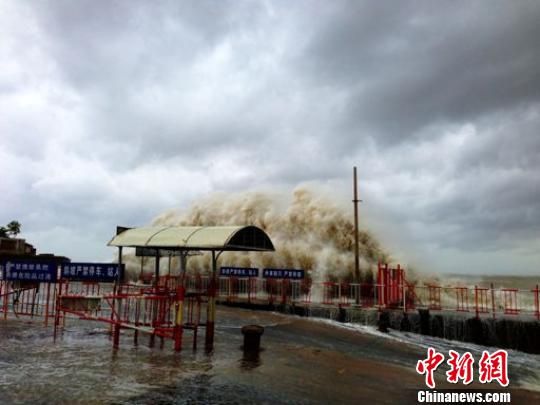 汕頭澄海萊蕪碼頭潮位猛漲，巨浪洶涌。