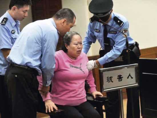 9月24日，在公訴人宣讀起訴書時，丁書苗因身體不停顫抖一度站立不穩(wěn)，被法警扶住