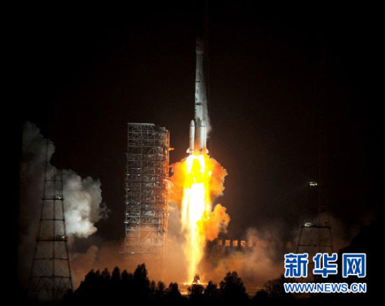 12月21日,載有玻利維亞通信衛(wèi)星的長征三號乙運載火箭點火發(fā)射。當(dāng)日零時42分,我國在西昌衛(wèi)星發(fā)射中心用長征三號乙運載火箭,成功將玻利維亞通信衛(wèi)星發(fā)射升空,衛(wèi)星順利進(jìn)入預(yù)定軌道。玻利維亞通信衛(wèi)星是該國擁有的第一顆衛(wèi)星。新華社記者 燕雁 攝