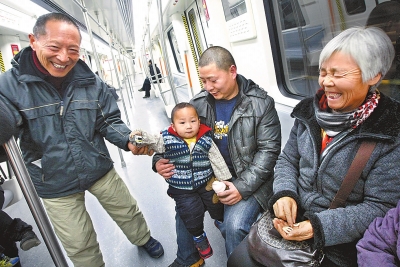 乘客中有80歲的老人，也有幾歲大的小孩，他們眼神共同傳遞著：新鮮和好奇。記者王錚攝