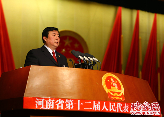 省人民檢察院檢察長(zhǎng)蔡寧向大會(huì)作工作報(bào)告。