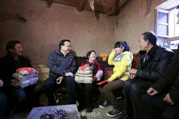 27日，李克強(qiáng)到安康旬陽金坡村看望留守兒童。