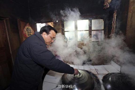 27日，李克強(qiáng)到安康旬陽金坡村看望留守兒童。