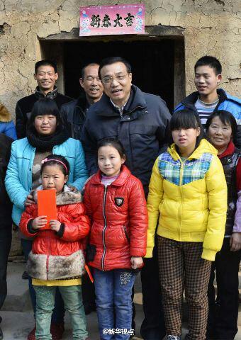 27日，李克強(qiáng)到安康旬陽金坡村看望留守兒童。