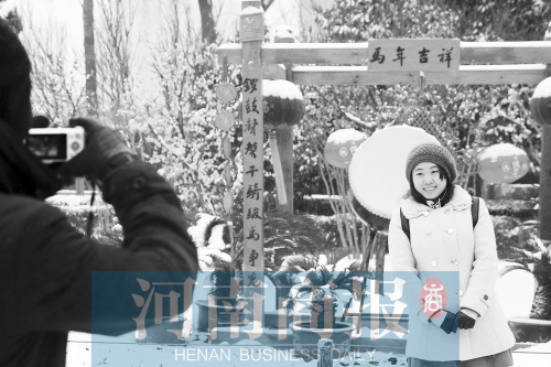 紫荊山公園里布置喜慶，引來(lái)不少游客合影留念。記者 楊東華/攝