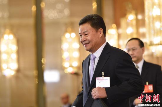 呂新華向中外媒體介紹本次大會有關(guān)情況并回答記者提問。中新社發(fā) 廖攀 攝