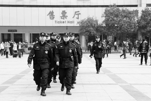 3月2日，鄭州市特警加強(qiáng)對人員密集場所的武裝巡邏。