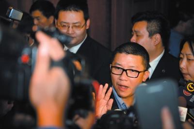 3月10日23時許，與馬航失聯(lián)航班部分乘客家屬乘坐同一航班的乘客在北京首都機(jī)場辦理值機(jī)手續(xù)。新華社