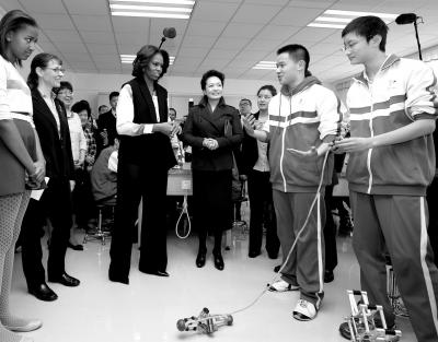 昨天上午，彭麗媛與米歇爾共同參觀北師大二附中，觀看學(xué)生們演示自己設(shè)計制作的幾何機器人。
