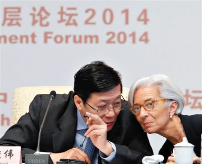 “中國發(fā)展高層論壇2014開幕式”上，國際貨幣基金組織總裁拉加德與中國財(cái)政部部長樓繼偉（左）討論。