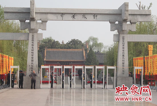大典入口安檢嚴(yán)格。