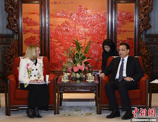 中國(guó)國(guó)務(wù)院總理李克強(qiáng)在北京中南海紫光閣會(huì)見了美國(guó)《科學(xué)》雜志主編瑪西婭·納特一行。