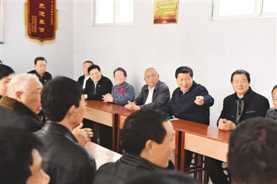 3月17日，習(xí)近平在河南省蘭考縣東壩頭鄉(xiāng)張莊村村委會(huì)與干部群眾座談，聽(tīng)取意見(jiàn)和建議。