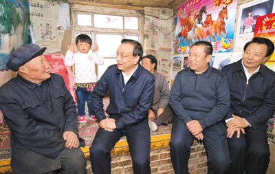 3月27日，李克強(qiáng)在內(nèi)蒙古自治區(qū)翁牛特旗橋頭鎮(zhèn)太平莊村看望貧困戶(hù)。