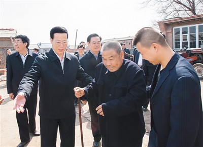 3月26日，張高麗在吉林省農(nóng)安縣農(nóng)安鎮(zhèn)小橋子村看望貧困戶(hù)王井山一家。