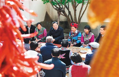 3月24日，俞正聲在云南省武定縣插甸鄉(xiāng)彝族小院農(nóng)戶(hù)家中進(jìn)行座談交流，聽(tīng)取基層黨員群眾意見(jiàn)建議。