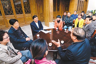 3月23日，劉云山在陜西省咸陽(yáng)市禮泉縣煙霞鎮(zhèn)袁家村與基層干部群眾座談，聽(tīng)取對(duì)教育實(shí)踐活動(dòng)的意見(jiàn)建議。