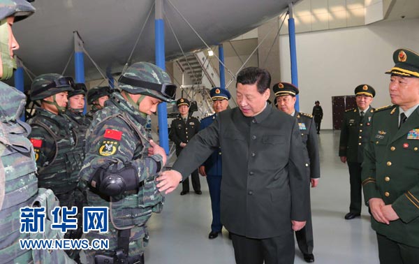 這是習(xí)近平同特戰(zhàn)隊(duì)員親切交談，詳細(xì)詢(xún)問(wèn)他們的教學(xué)訓(xùn)練和生活情況。